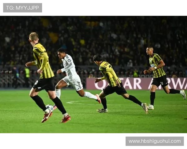 足球明星齐聚观看韩国比赛热情高涨展现体育精神与友谊